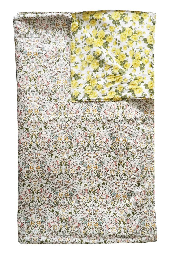 リバティファブリックのTAPESTRYとCARLINE ROSEを使用したリバーシブルステッチボーダーベッドスプレッド