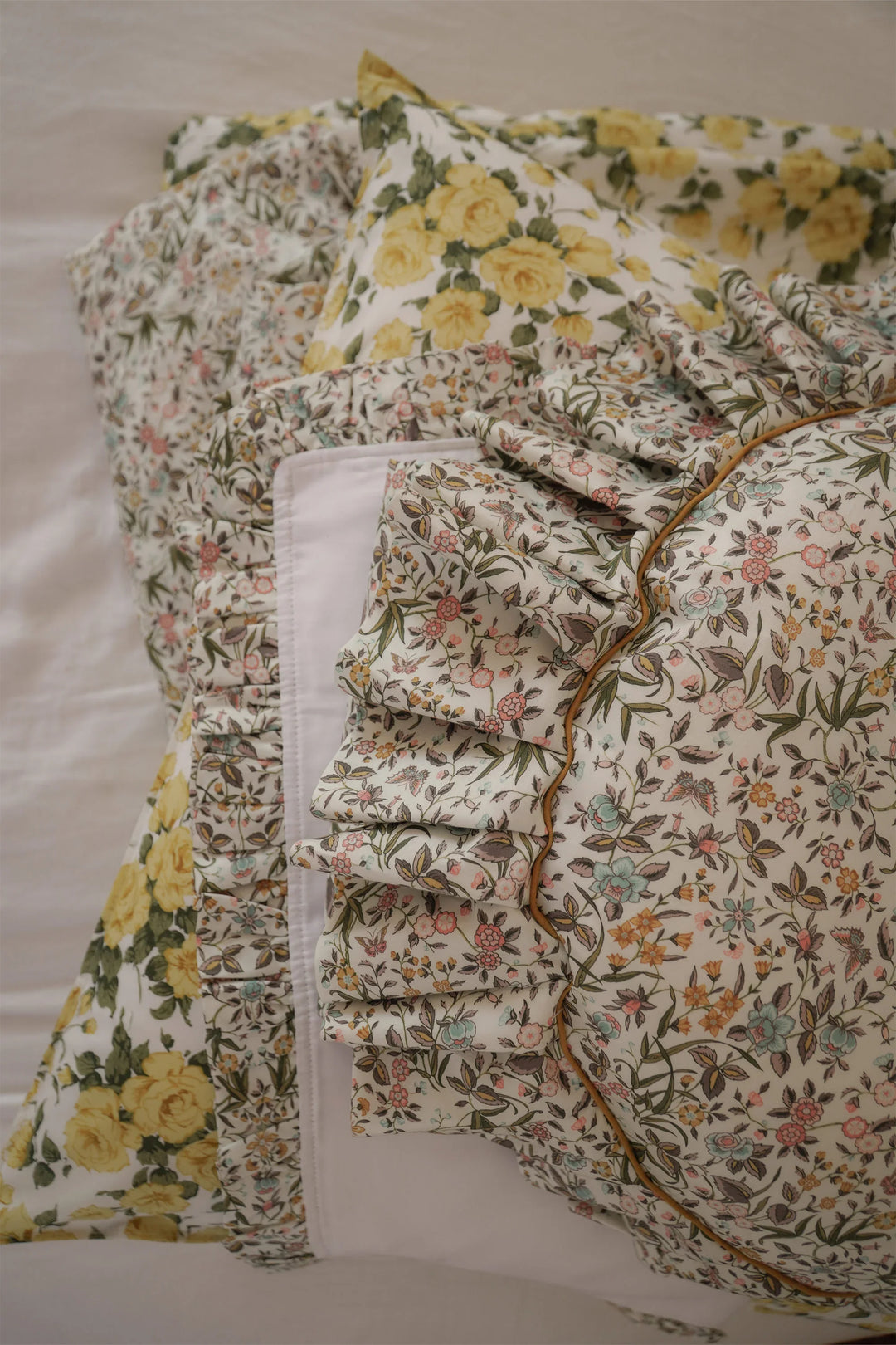 リバティファブリックのTAPESTRYとCARLINE ROSEを使用したリバーシブルステッチボーダーベッドスプレッド