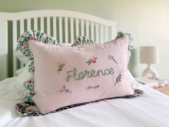 Polly Wren Studiosとのコラボレーションによる、手刺繍のパーソナライズされたクッションの限定コレクション
