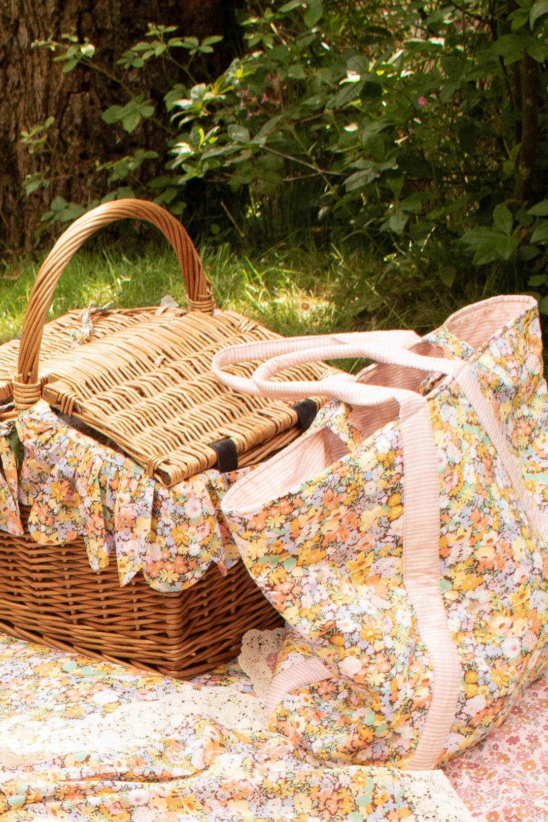 Coco & Wolf × O Pioneers Rectangular Picnic Basket made with Liberty Fabric THORPE
