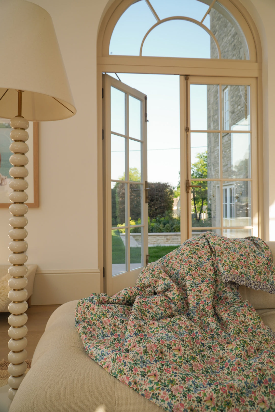 リバティファブリックを使用したリバーシブルフリルエッジベッドスプレッド「DREAMS OF SUMMER &amp; WILTSHIRE BUD」