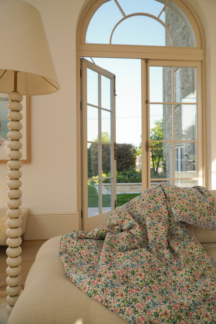 リバティファブリックを使用したリバーシブルフリルエッジベッドスプレッド「DREAMS OF SUMMER &amp; WILTSHIRE BUD」