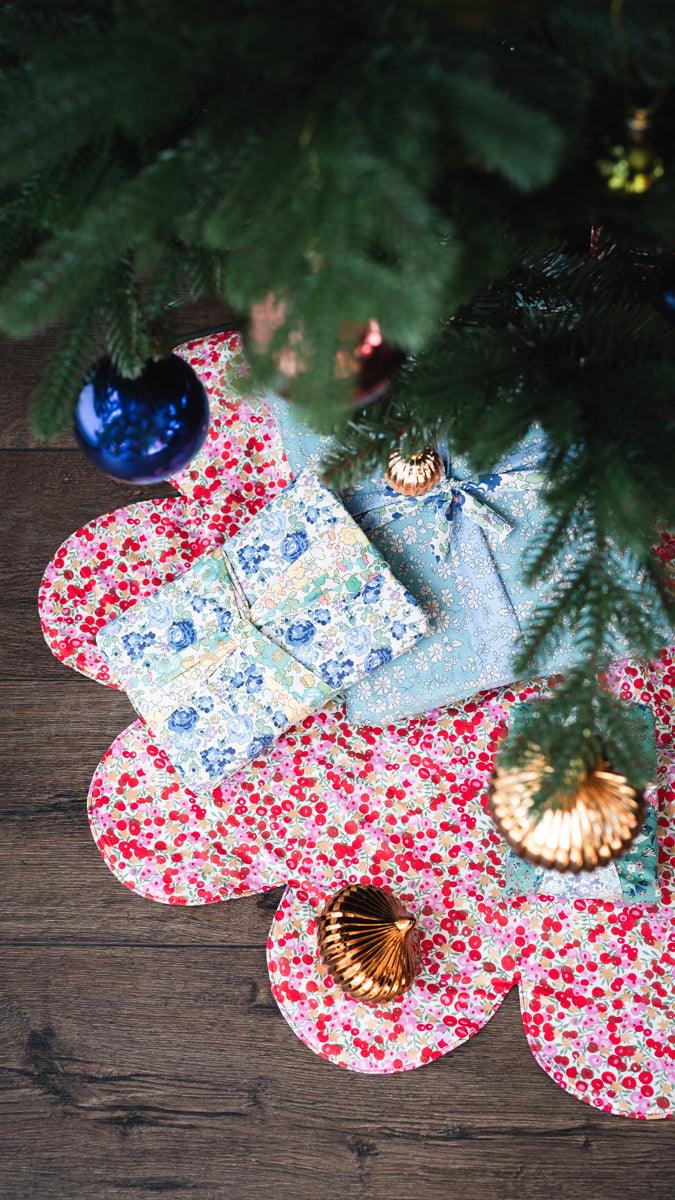 Scallop Edge Christmas Tree Mat made with Liberty Fabric WILTSHIRE STAR - Coco & Wolf